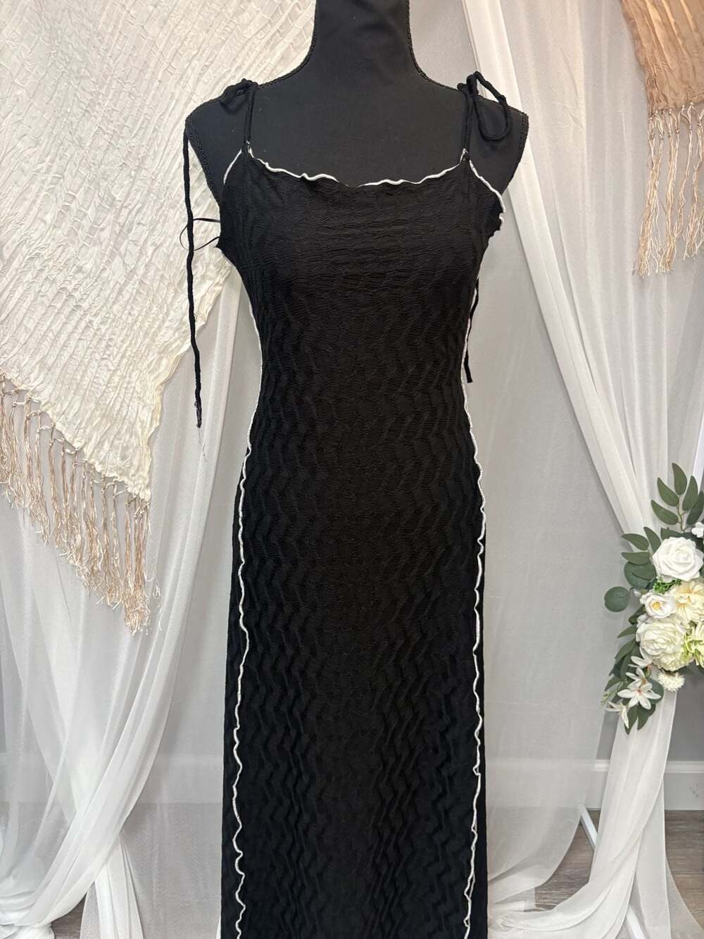 🖤 Promesa Textured Bodycon Maxi Dress w/ White Contrast Piping